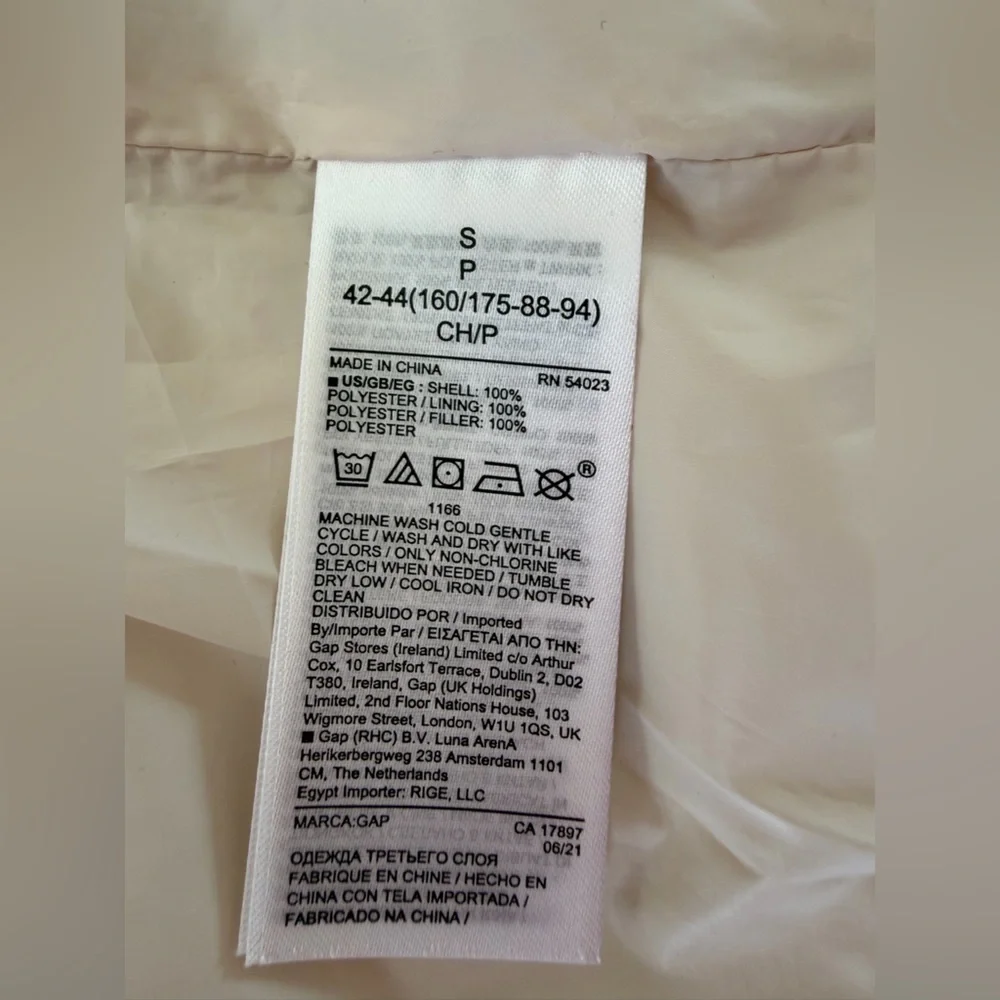 Gap heavyweight puffer vest in an off-white color with detachable oversized hood